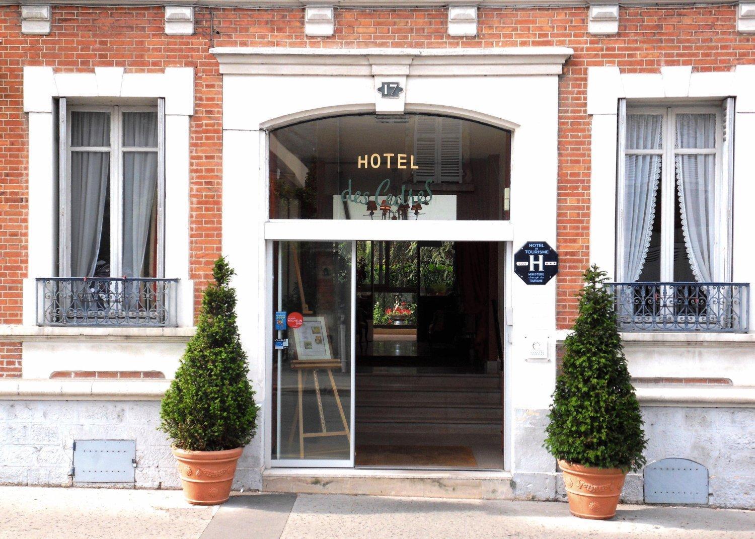 Hotel Des Cedres Orleans Bagian luar foto